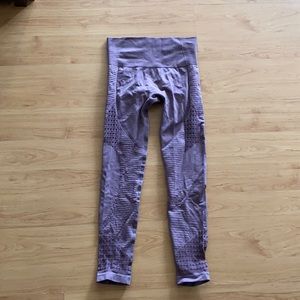 Light purple seamless leggings.